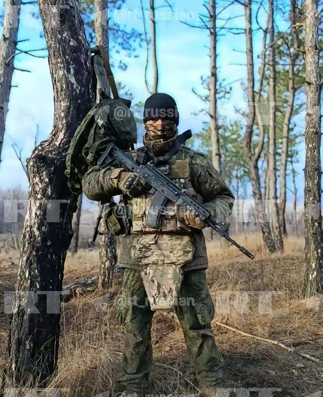 俄军1个士兵就杀穿两条街，震撼俄军前线司令部！俄军一名士兵，河里摸爬12公里，躲