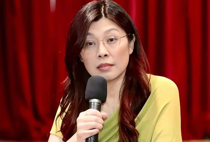 真是活见鬼了！带着大陆“十项新政”大礼包返台的郑丽文，民调居然跌到谷底仅剩23.