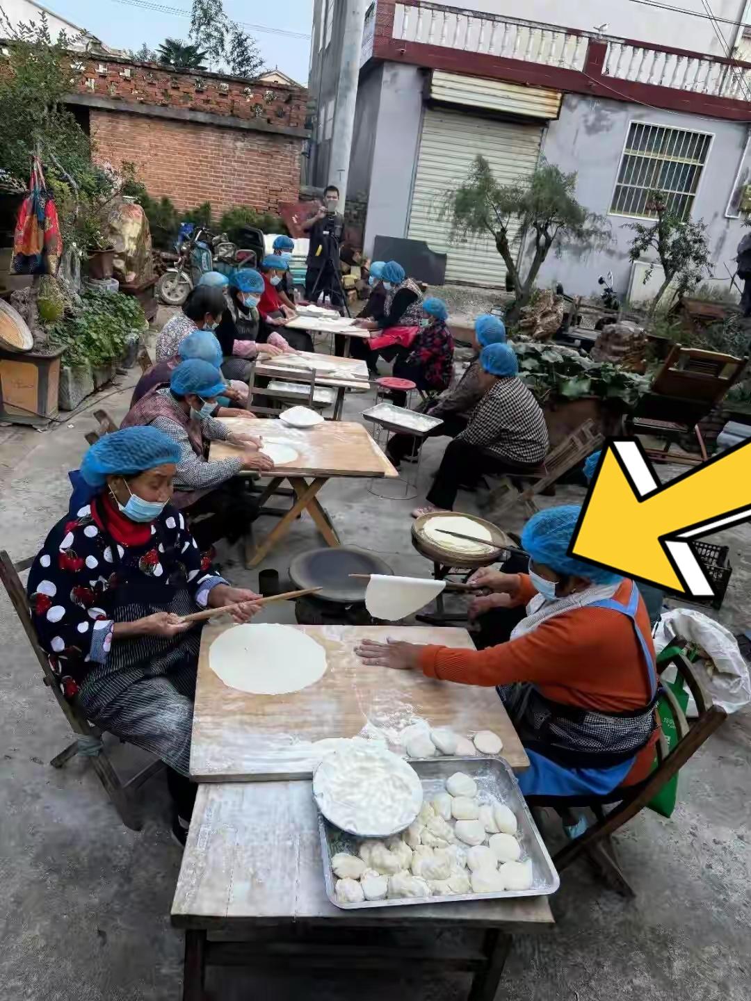 安徽小伙7年带全村老人烙馍蹦迪：双向奔赴的温暖，治愈彼此的人生
 
安徽萧县毛郢