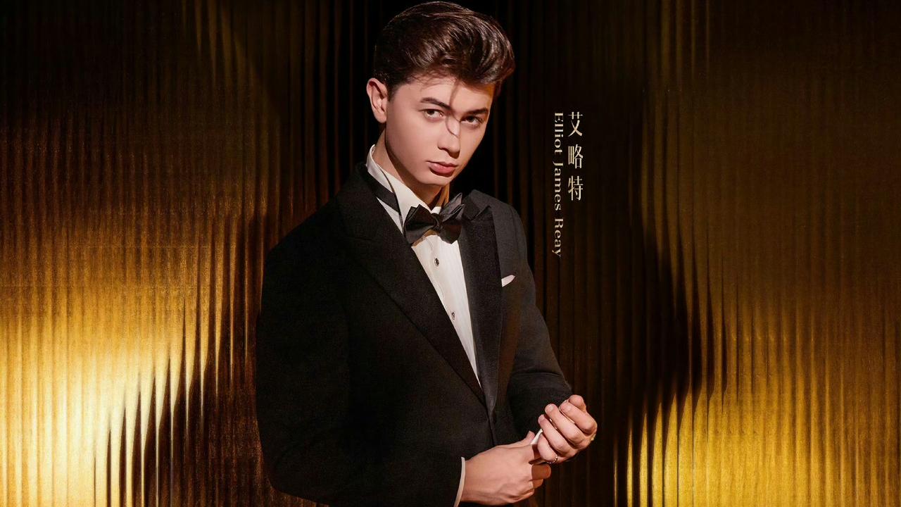 有一个问题，艾略特来参赛歌手，他是坐车还是乘飞机？

其实，我也不知道答案。

