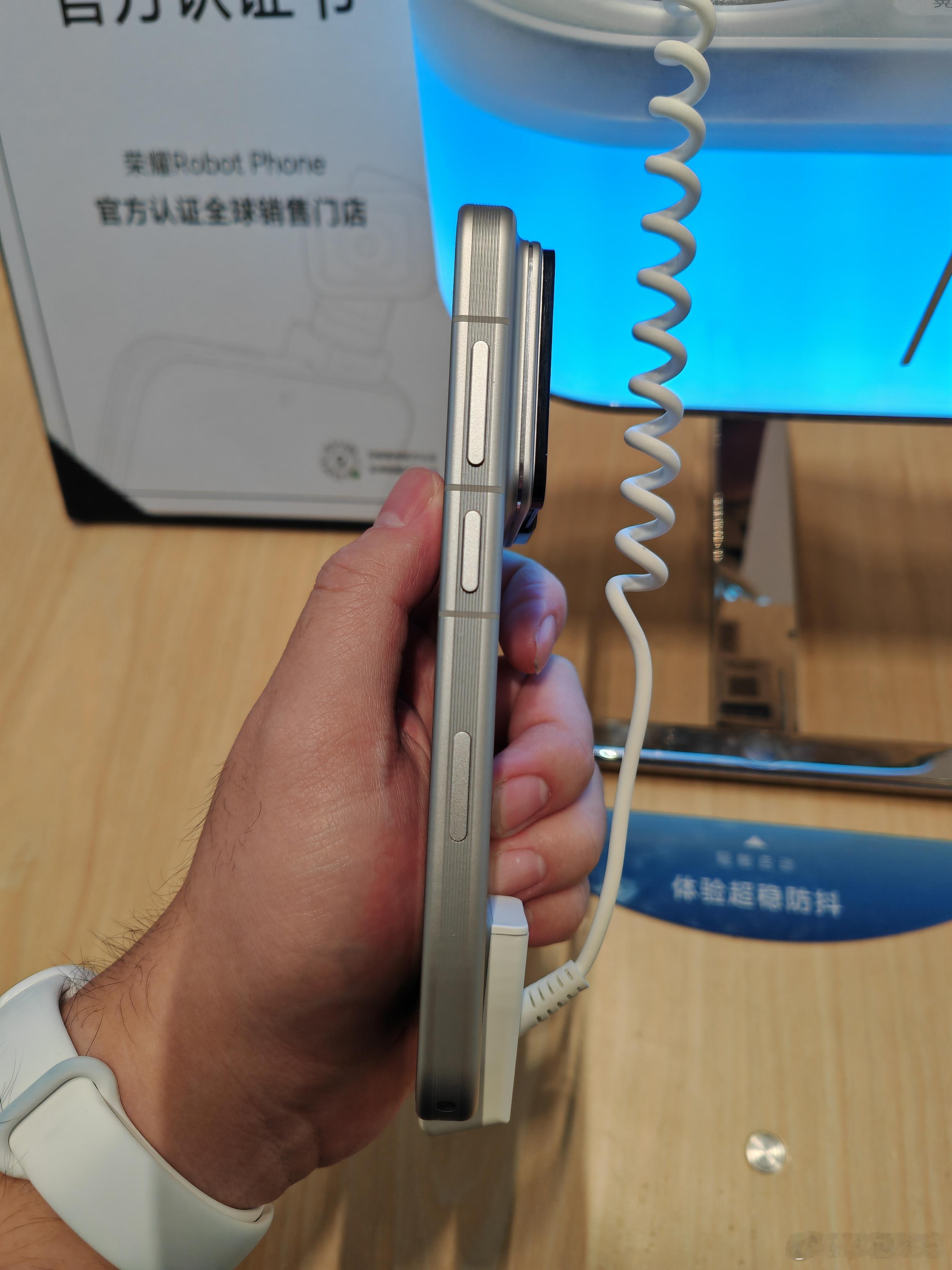 荣耀robot phone，还是得去摸摸来得直观。这玩意你要说的话确实是小屏机，