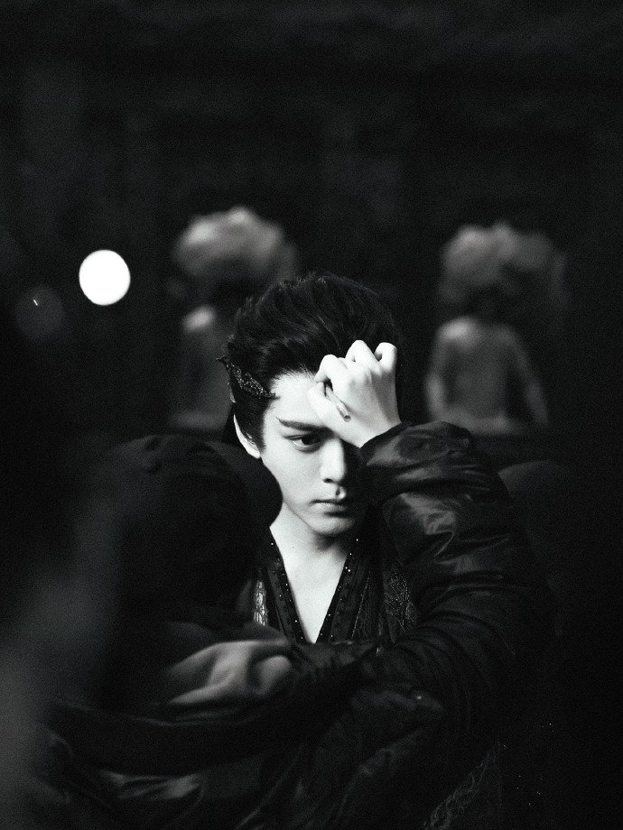 曾舜晞月鳞绮纪开播发文曾舜晞关于武拾光的故事即将开始，你们愿意陪着我，陪着他，去