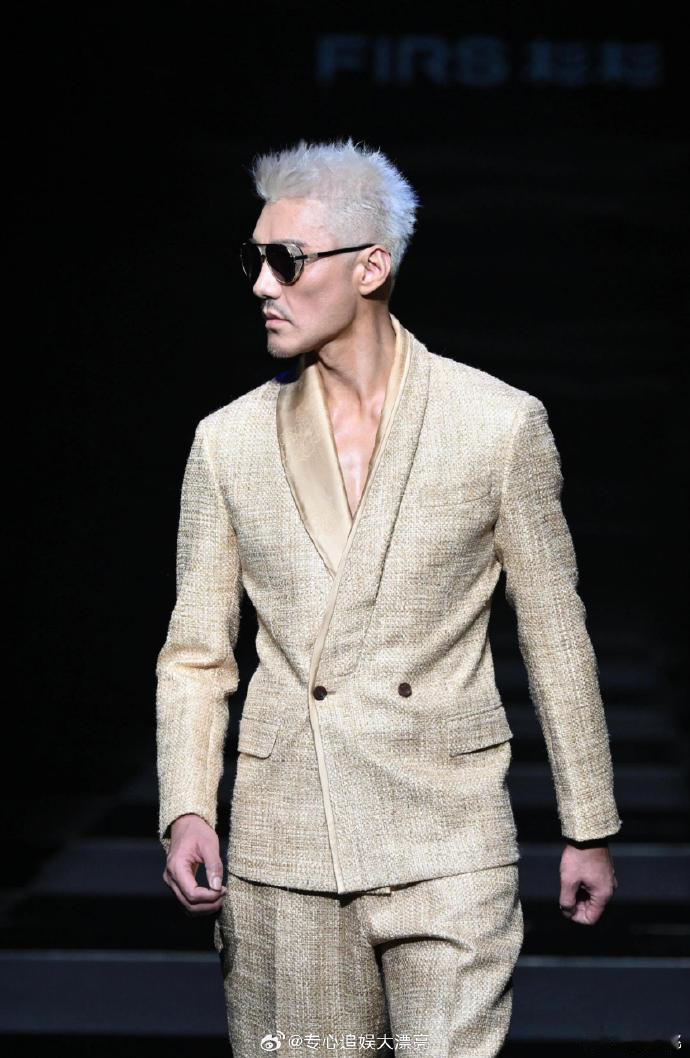 刘谦说胡兵银发第一帅自己第二帅 每次看刘谦表演都像被施了魔法，这次又因为他这幽默