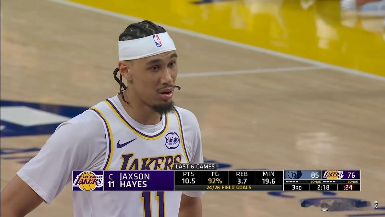 湖人年轻中锋海斯真是毫无存在感！在今天湖人主场以120:114击败灰熊的比赛中，