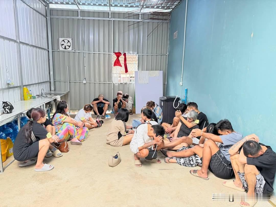 波贝电诈突袭抓63人

7月15日，柬埔寨卜迭棉芷省副省长率领多省联合执法部队，