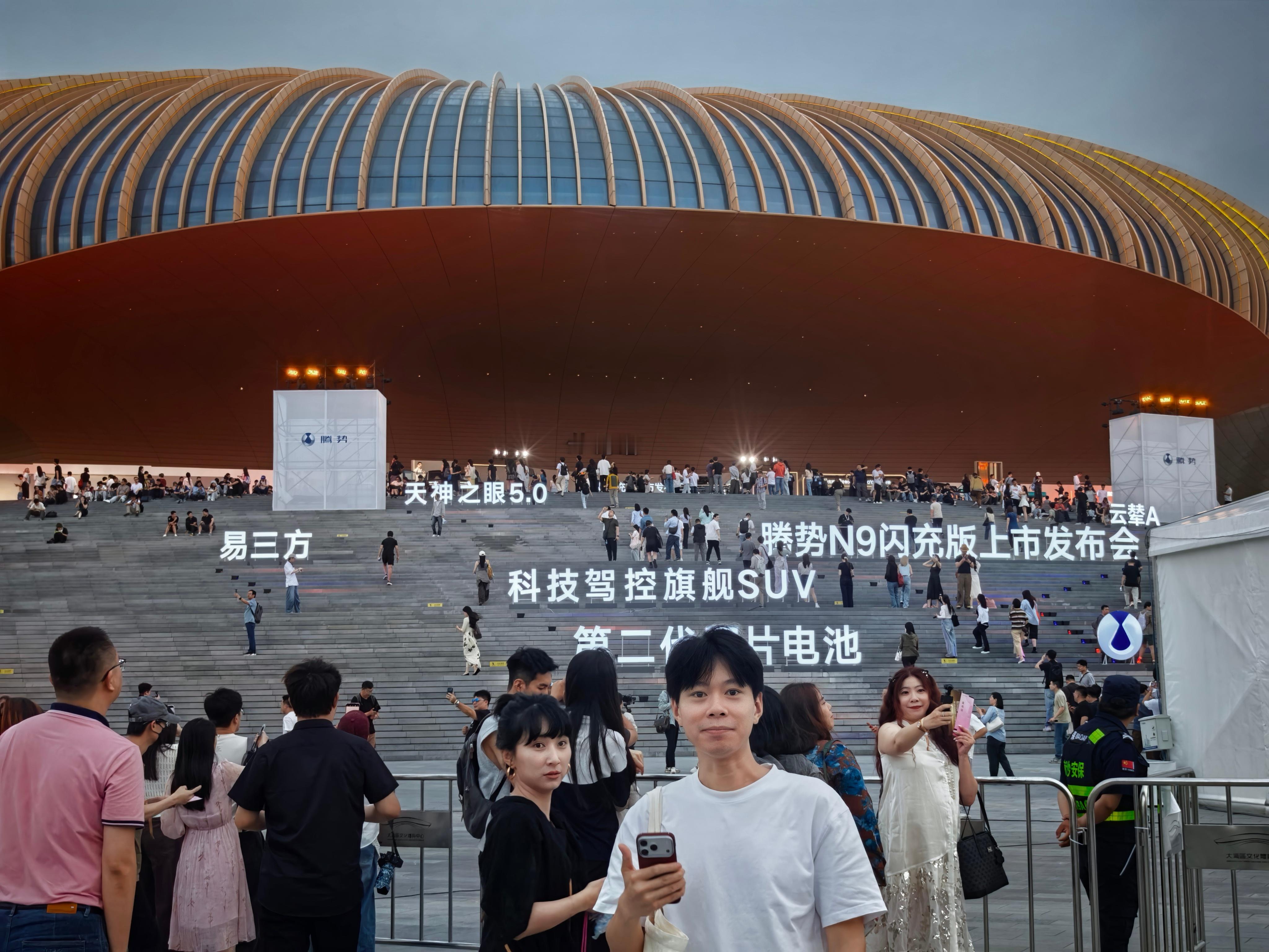 今晚都在发王力宏，忘记发大奕的照片了。补一张。（最近脸上长了点肉晚安。 
