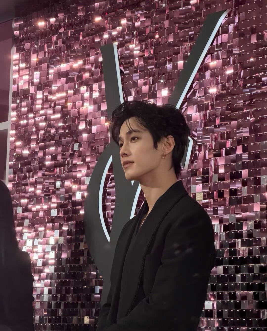 何与今日线下商务活动生图🈶状态好好啊帅哥