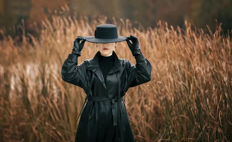 12月24日早高峰的一段电梯监控视频火了。电梯里有上班、上学和送快递的人，一个黑