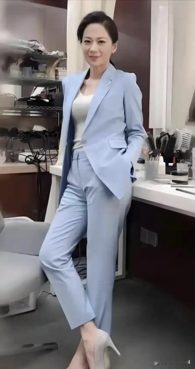 央视主持人陈蓓蓓好漂亮，穿着一身浅蓝的西装干练大方，比张蕾还要有气质。她口才好，