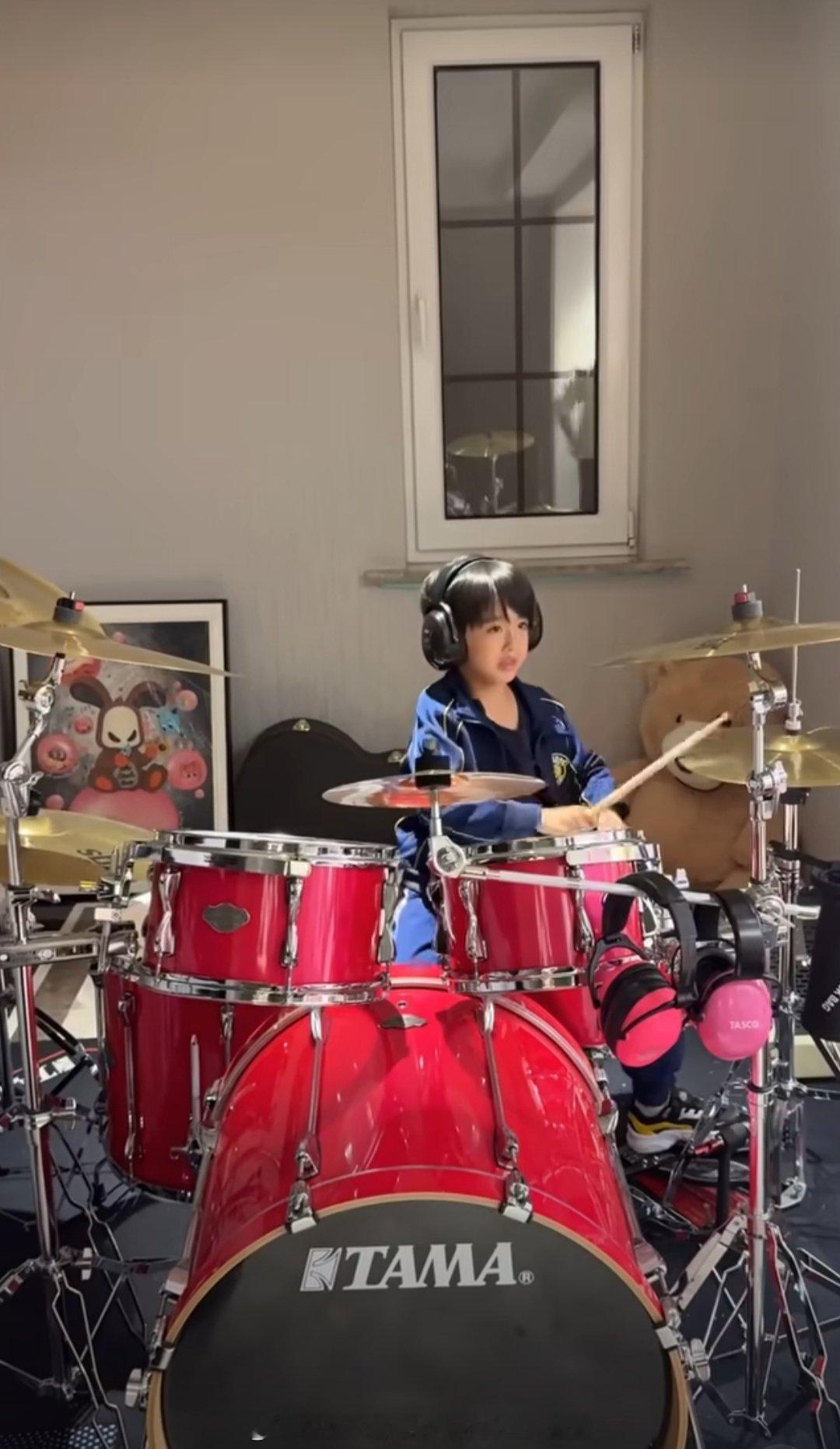 姜潮儿子 帅到可以进时代峰峻是真的好帅耶！每次看到丹尼尔，都想冲进屏幕捏捏小脸。