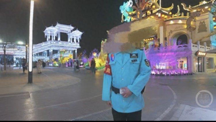 正常情况下，普通游客进入景区不会携带专业摄影设备，因为闪光灯、摄影架和道具等携带