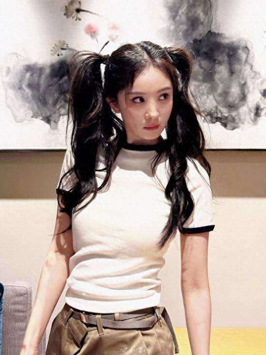 杨幂双马尾女高造型刷屏：这状态说18岁都有人信