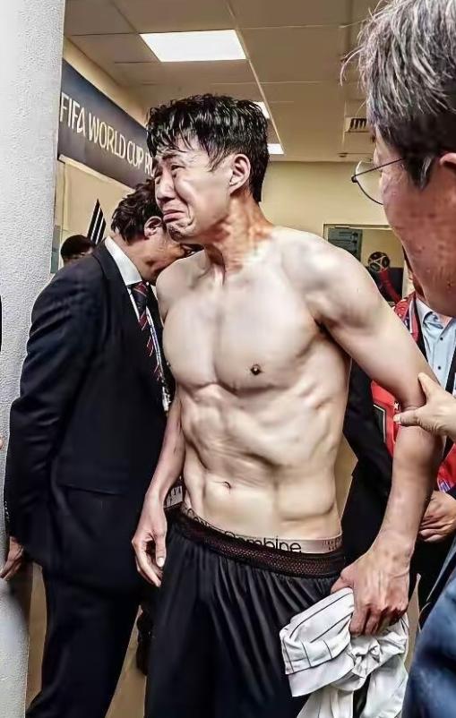 原来网友真没说错！
 
韩国队这趟回国，跟被开除国籍差不多了。
 
看看这个画面