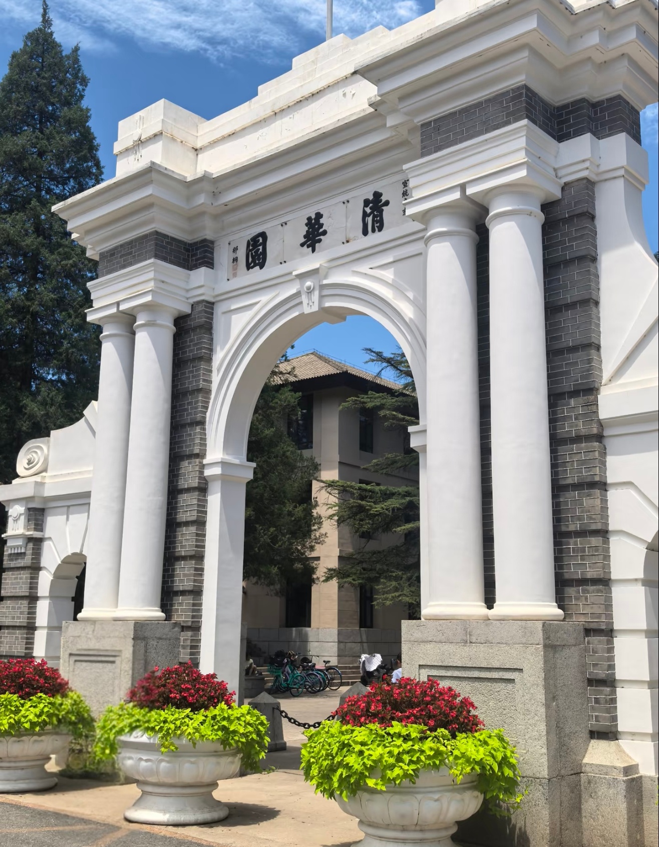 清华录取通知书极简但有排面上学最大的隐性收益是“同学”，在单纯的环境里，你学会合