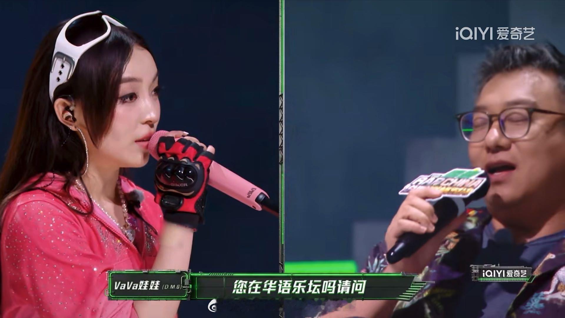 VaVa回怼"你凭什么做乐评人"的时候，梁源没退，说自己是节目组请的，这反而在暗