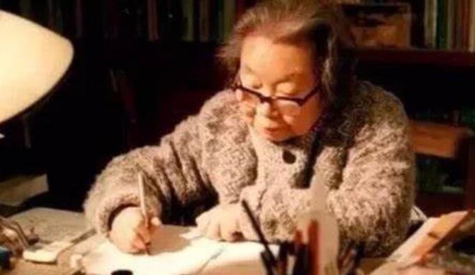1957年冬天的旧金山，寒风凛冽，港口处海关大楼内，一名中国女子的行李箱被粗暴撬
