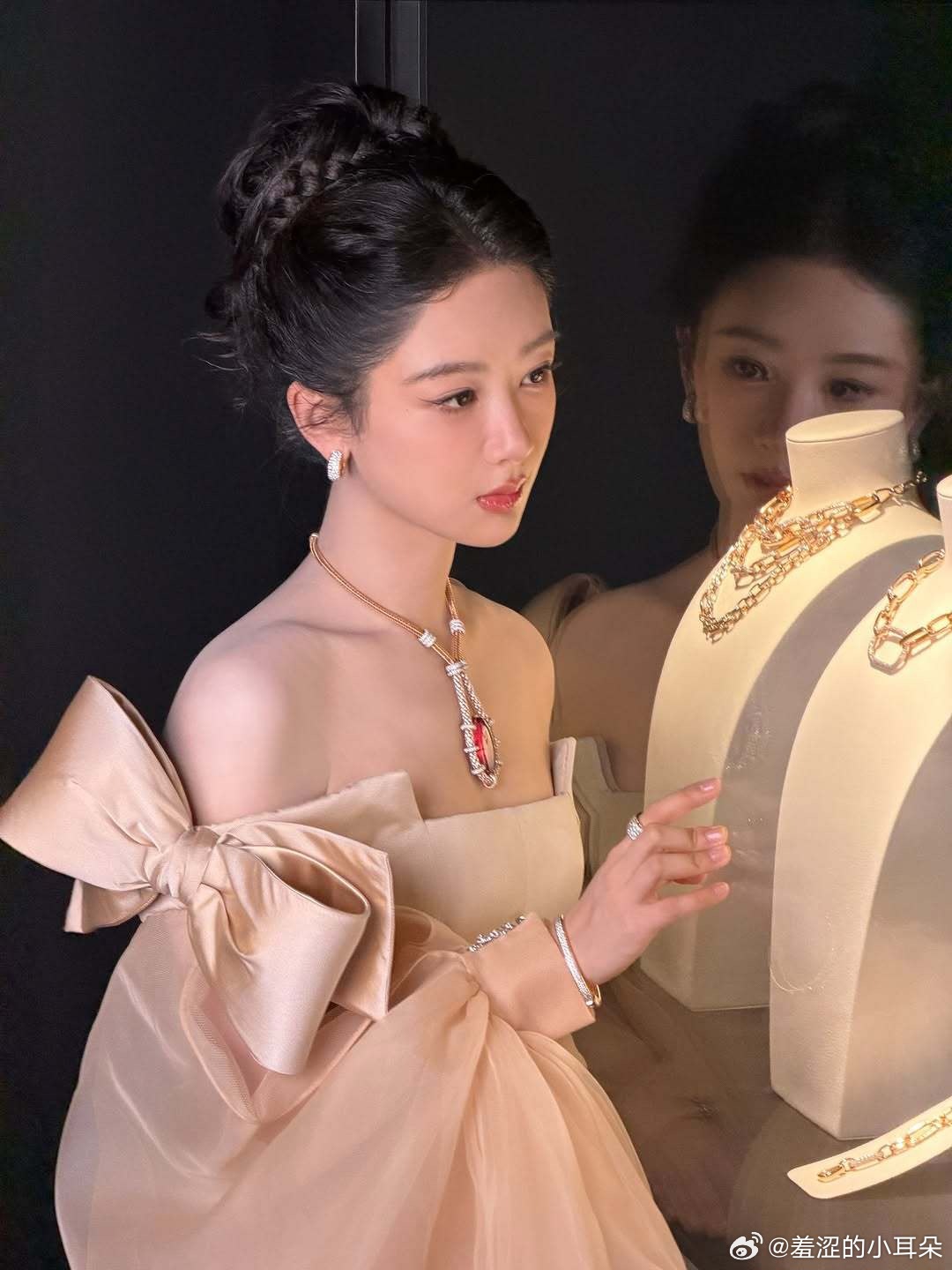 杨紫蝴蝶结泡泡袖高定大光明的盘发真的又美又高贵 