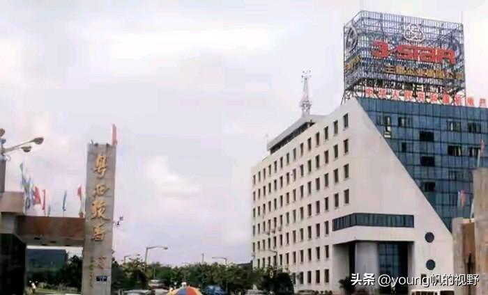 这个车标如今对很多人来说可能已经觉得陌生了吧？这是三星汽车，这个汽车品牌位于广东