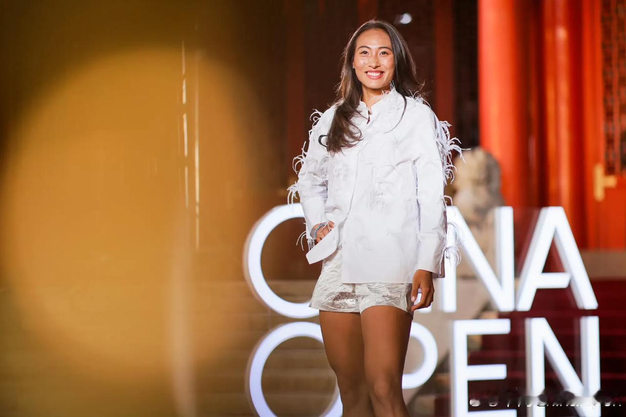 中网群星大合集，关注我们的中国球员。
在成为优秀的网球球员之余，也要学会摆pos