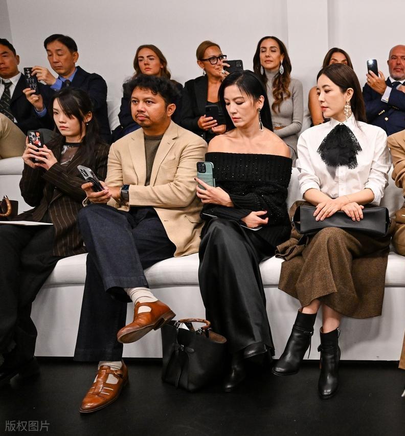 最近林熙蕾和曾黎一起出席时尚活动，两位坐在一起确实是很有姐妹范儿。

林熙蕾这次