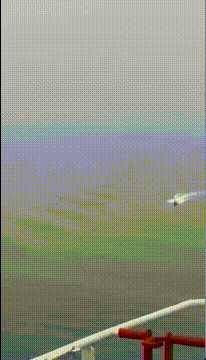 乌克兰船员在7月23日，位于红海拍摄的画面：一艘乌克兰商船遭到也门胡塞武装的无人