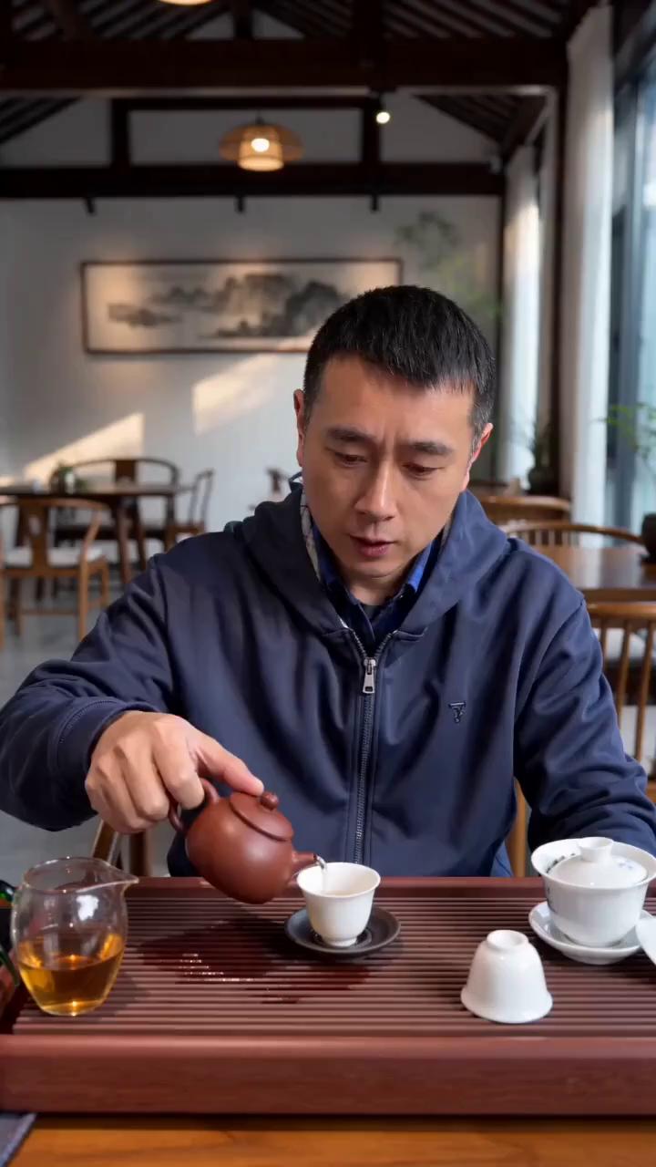 铁皮石斛花带泡白茶，香气就是不一样，回甘挺持久。这样的下午真让人放松。