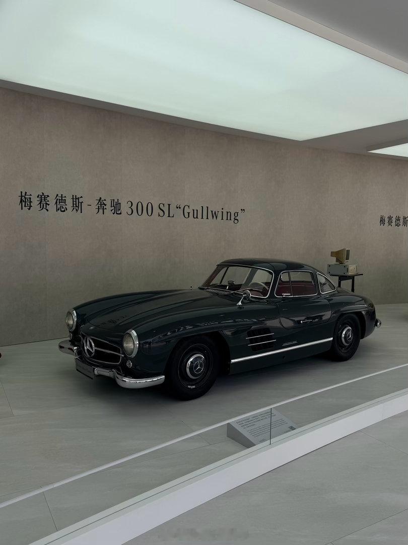 奔驰从德国斯图加特运来了四台经典车，有幸开过300SL，太经典了，想收藏，就是国