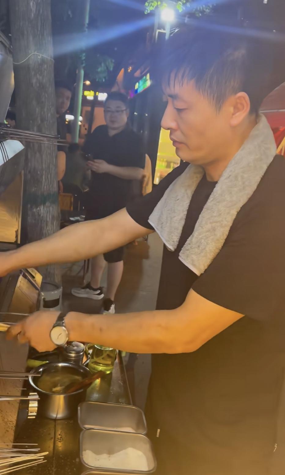 有那么一瞬间的恍惚，确实有几分神似张雪峰，成了万千网友的意难平！
真希望他是故意