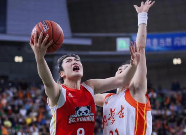 北京时间4月19日19点30分，WCBA总决赛G4继续进行争夺，卫冕冠军四川女篮