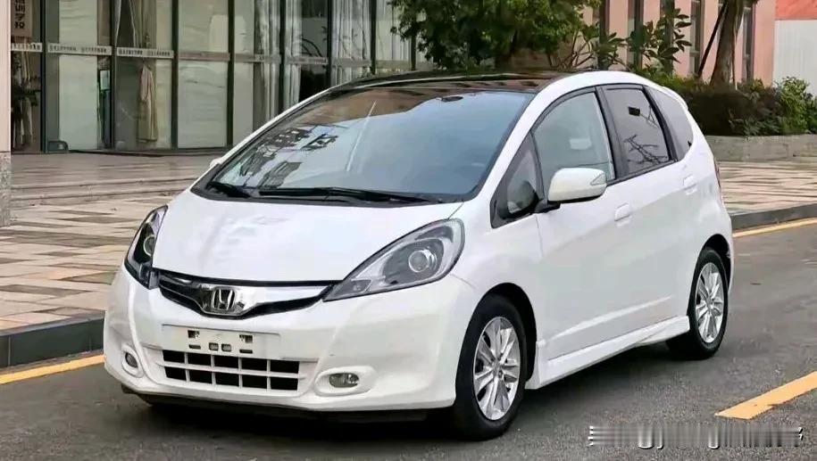 本田飞度，曾经也被誉为是一款经典的买菜神车。凭借着小巧的车身，内部足够大的空间，