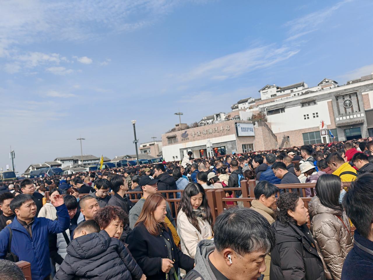 今日之普陀山，万人空巷！