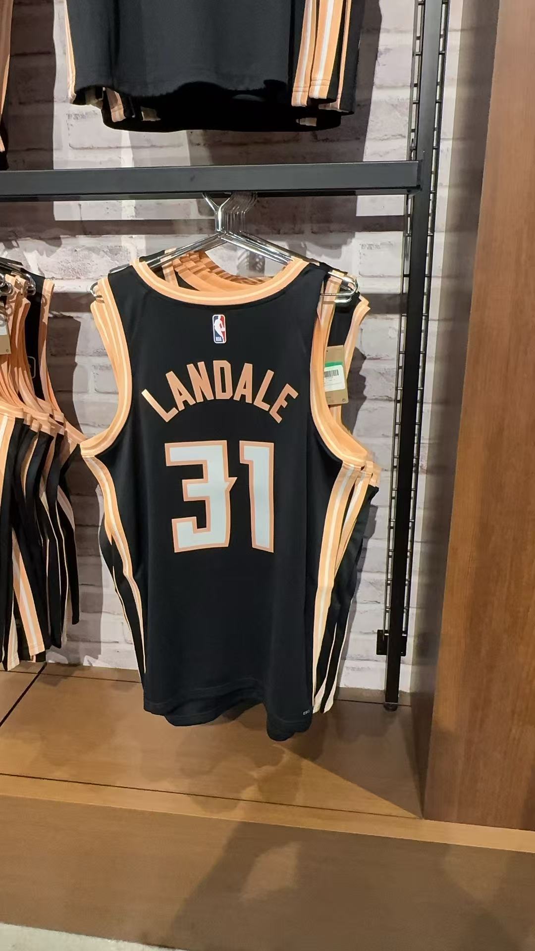 前方报道球迷商店里已经上架兰代尔的球衣了！chinahawks // 亚特兰大老