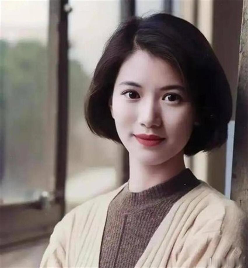 袁咏仪自曝曾被雪藏五十公里桃花坞娱乐圈新人处事确实大有学问，早年袁咏仪性格直来直