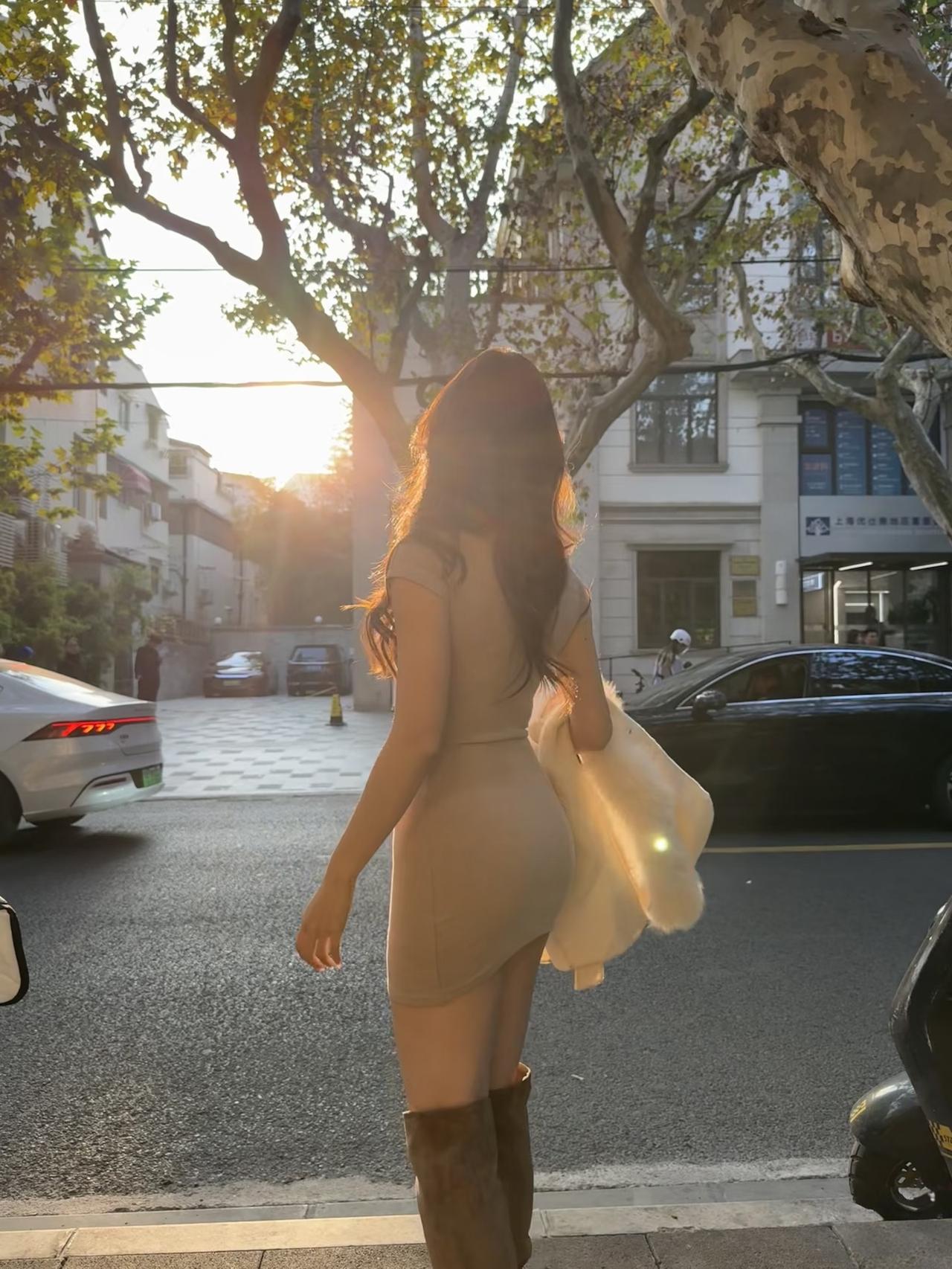 [微风]上联：风清气正山河壮
[微风]下联：政善人和家国兴
[微风]横批：盛世当