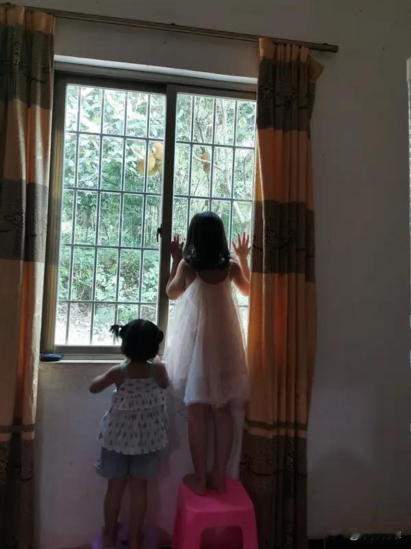 人老了，住儿子家还是闺女家，真是个让人纠结的难题。传统观念里，住儿子家天经地义，