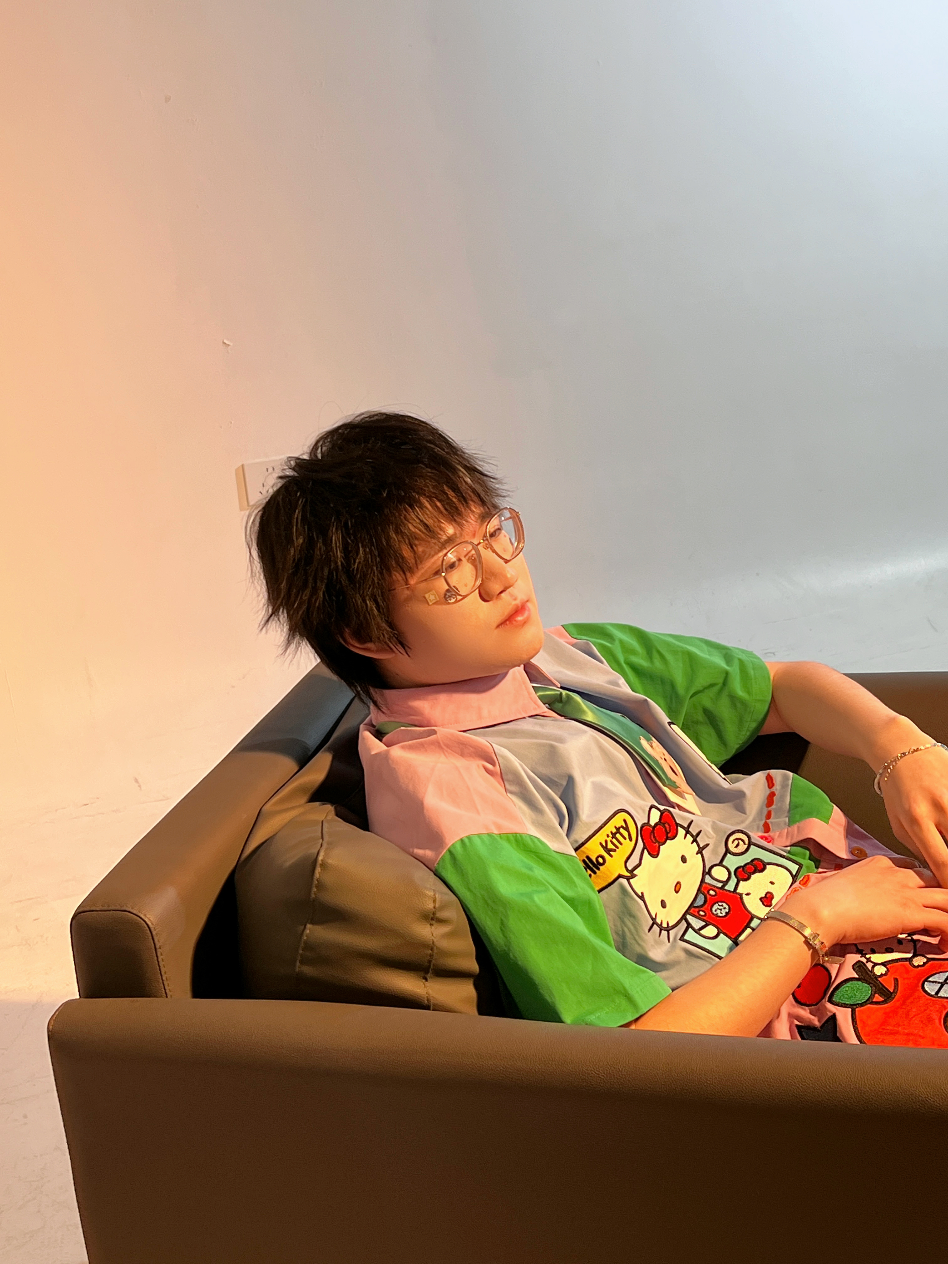 千禧风吹到了kpl奇妙日 [开学季] 就酱和hero回到千禧 躺着拍那很舒服了[