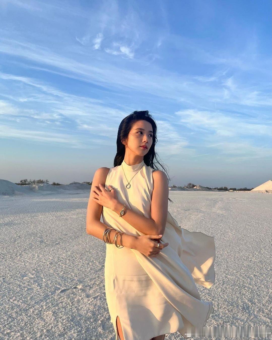 Jisoo金智秀ins晒照，风中摇曳的纯白茉莉花～ ​​​