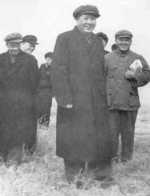 1952 年，毛主席视察黄河时，看见一群国民党起义军官正在黄河边搬石头、夯堤土，