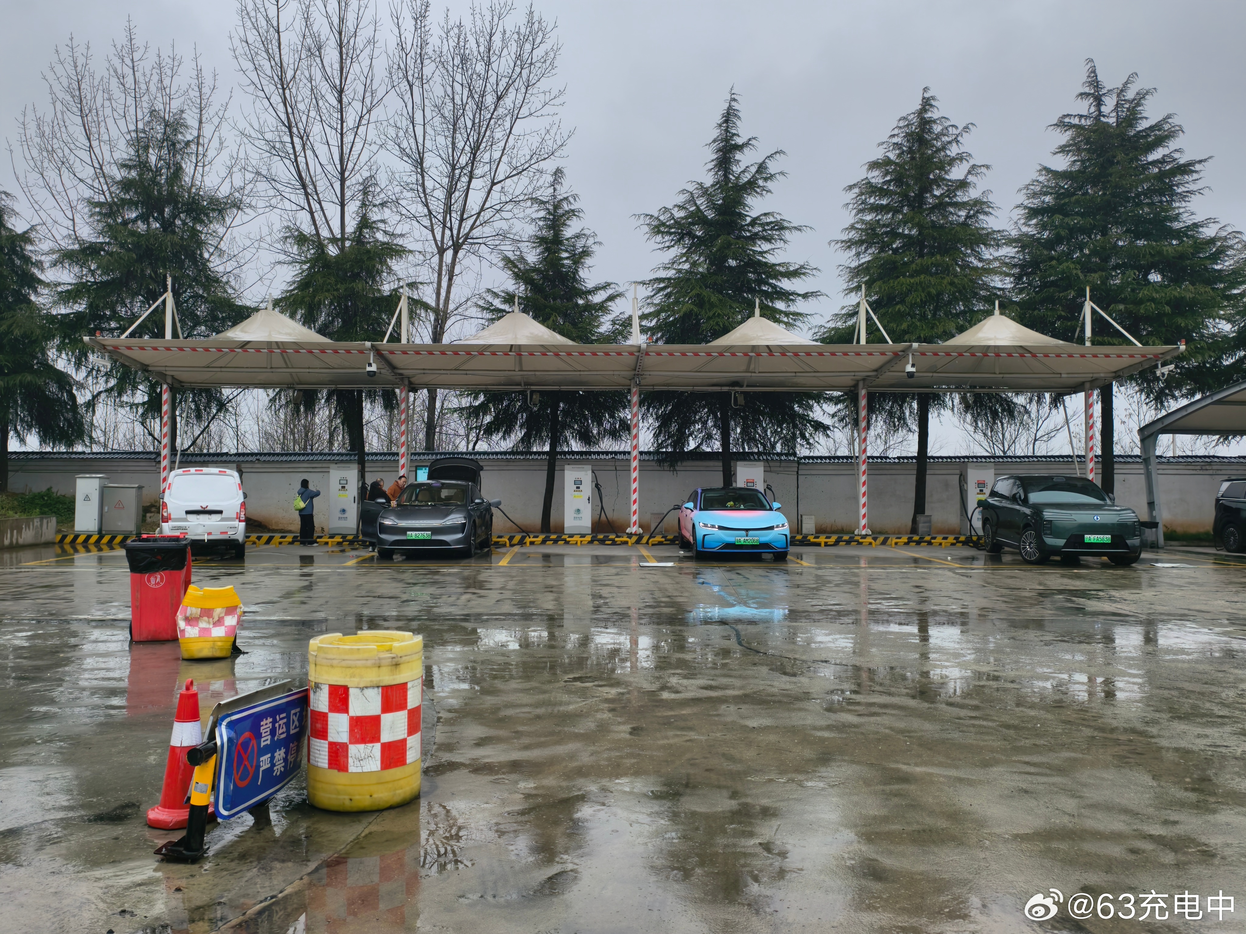 到河南了！服务区充电资源非常充沛，还有蔚来的换电站，这次用蔚来的桩充，换换口味?