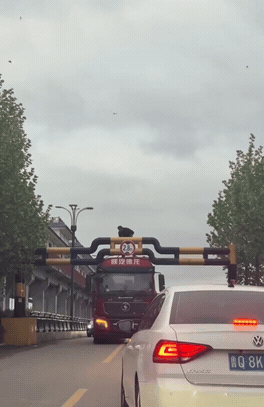 这可咋整，这得堵到什么时候，评论区的大神帮这位货车司机出出主意呢？