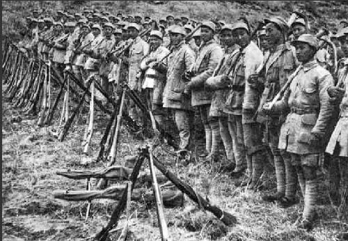 1942年2月，八路军129师386旅的一名炊事员在山西盂县西峪村以南小河打水的