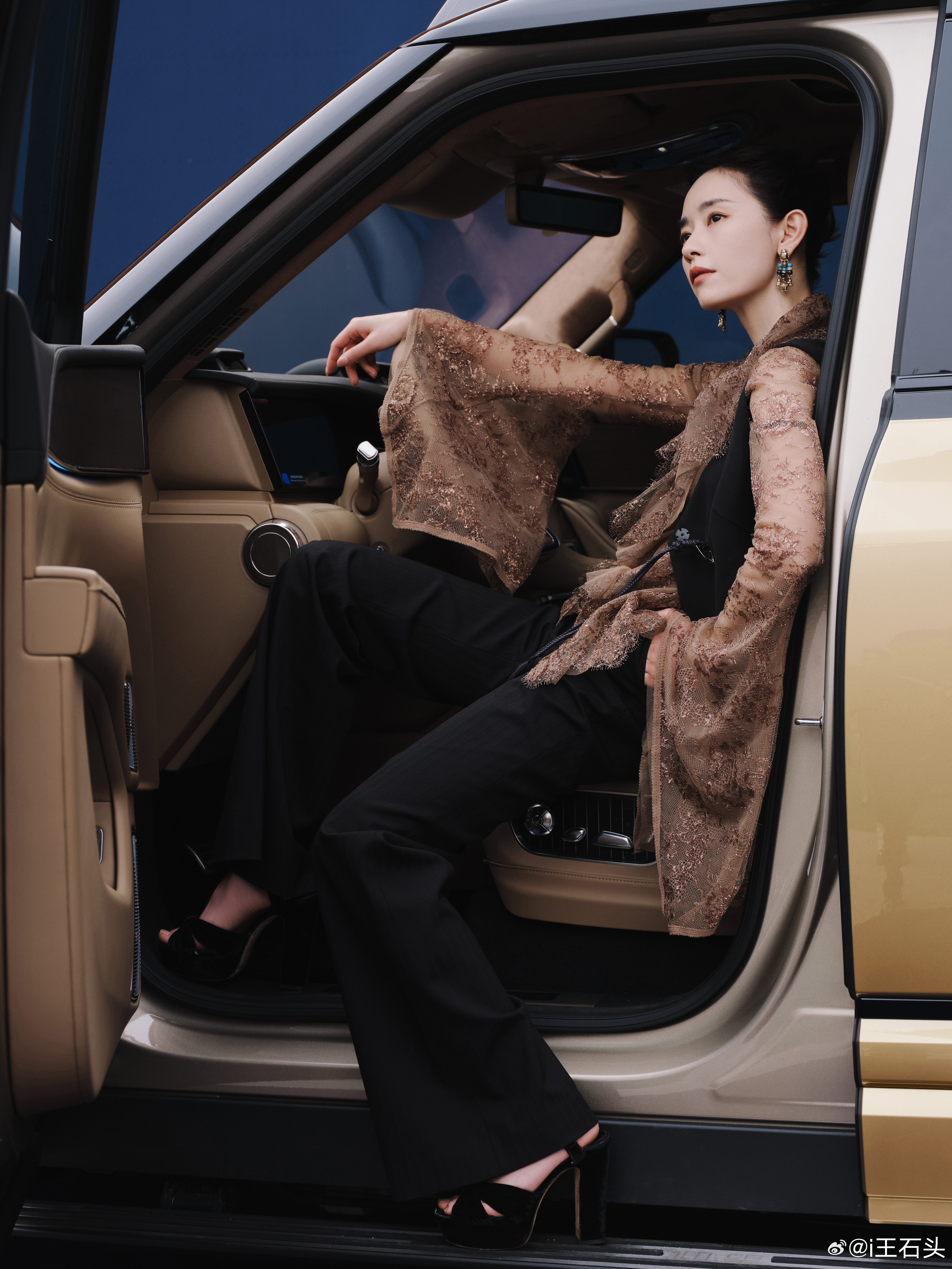 仰望U8L × 上城士非遗巡游展星光聚首，仰望东方匠承古今，鼎新而行上城士非遗巡