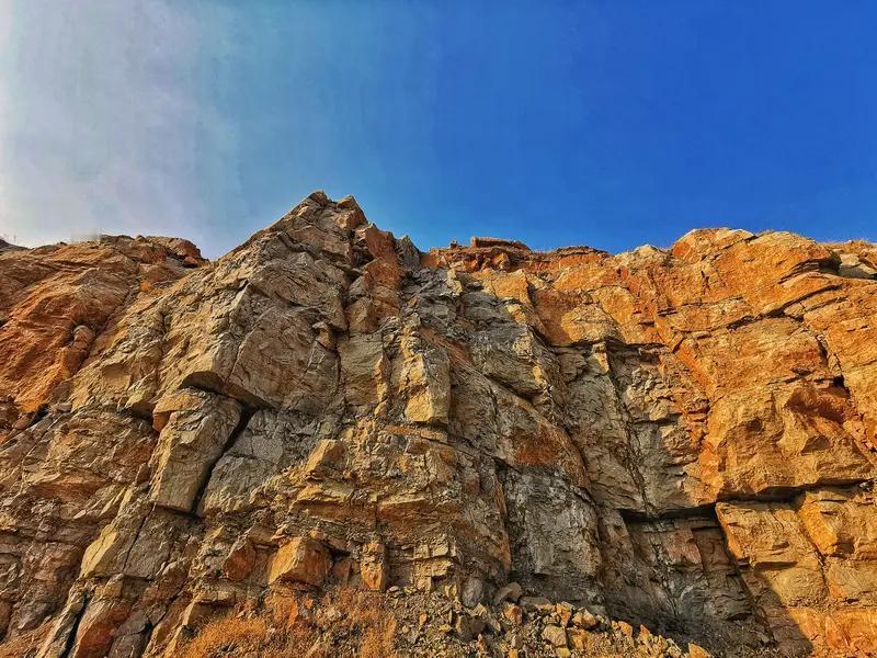 2月22日，两名大学生跟风打卡温州大罗山“魔鬼崖”被困了。这“魔鬼崖”地势陡峭、