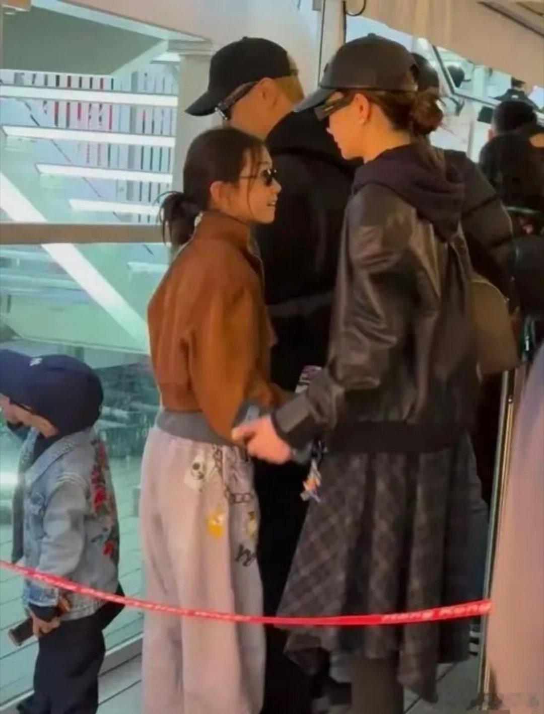 42岁戚薇与李承铉带3岁儿子游环球影城。儿子酷似李承铉，女儿Lucky则像戚薇，