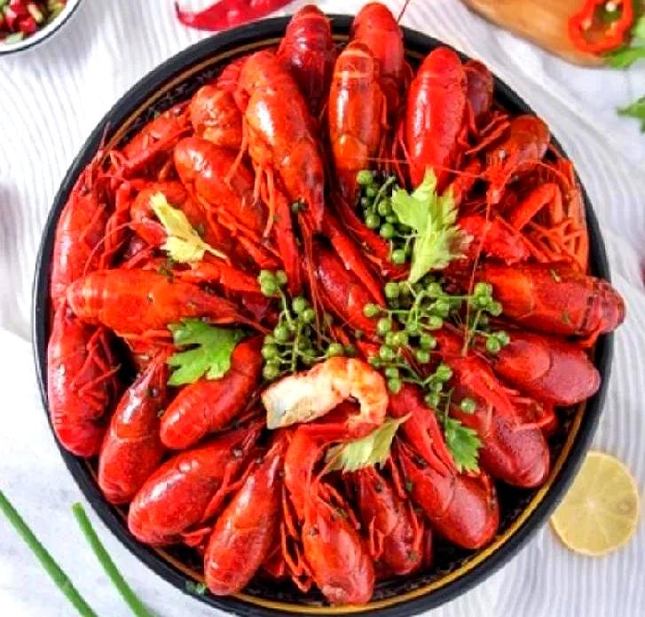 女儿结婚后女婿每次来吃饭，虾都得她亲手剥好递过去，这事搁谁心里不别扭？
说白了，