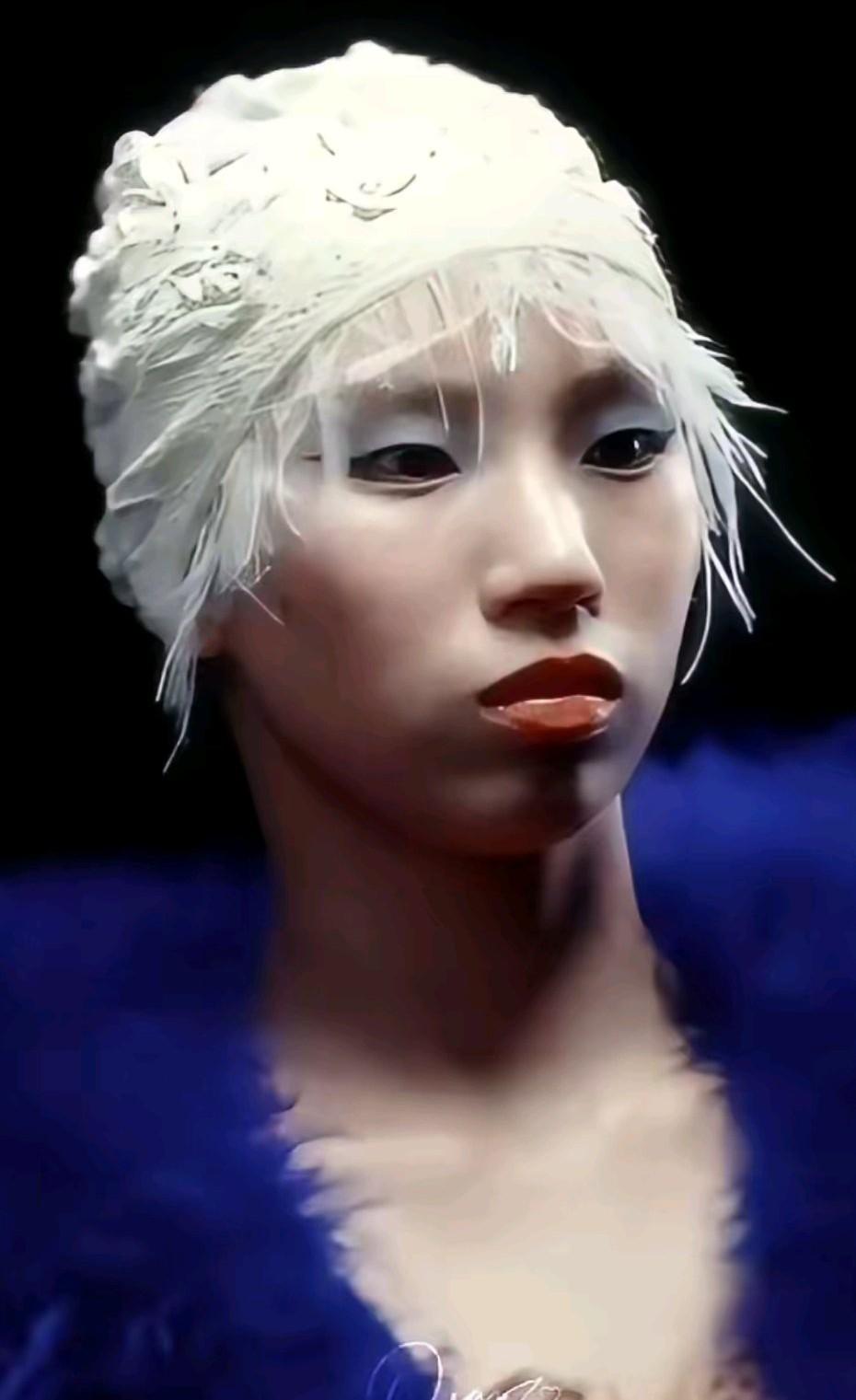 乍一看，我以为是白毛女来了，青黛眼影，烈焰红唇