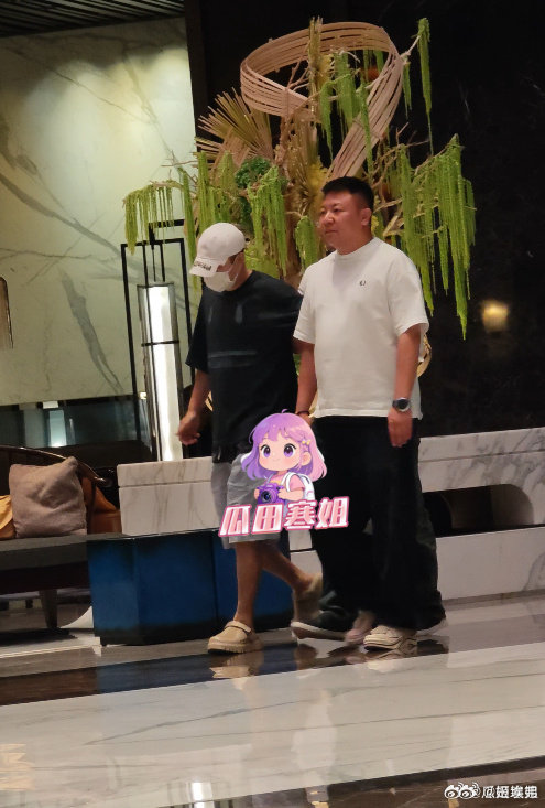 小沈阳喝多了被朋友扶着走 朋友扶着送出门，妻子陪着上车走，不管喝得多迷糊，有人管