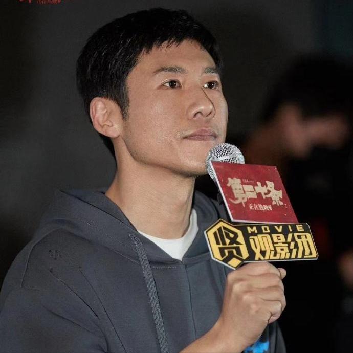 演员，王骁说，二十岁的时候，我在北美的多伦多，妈妈有一次出国演出，我们见了一面，