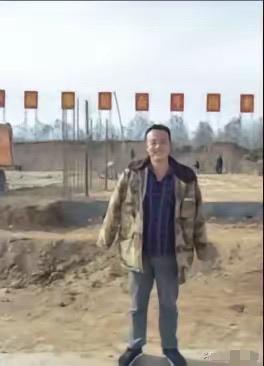 2003年，上门女婿刘斌意外失去双臂，丢掉工作的他被妻子一家扫地出门，带着年幼儿