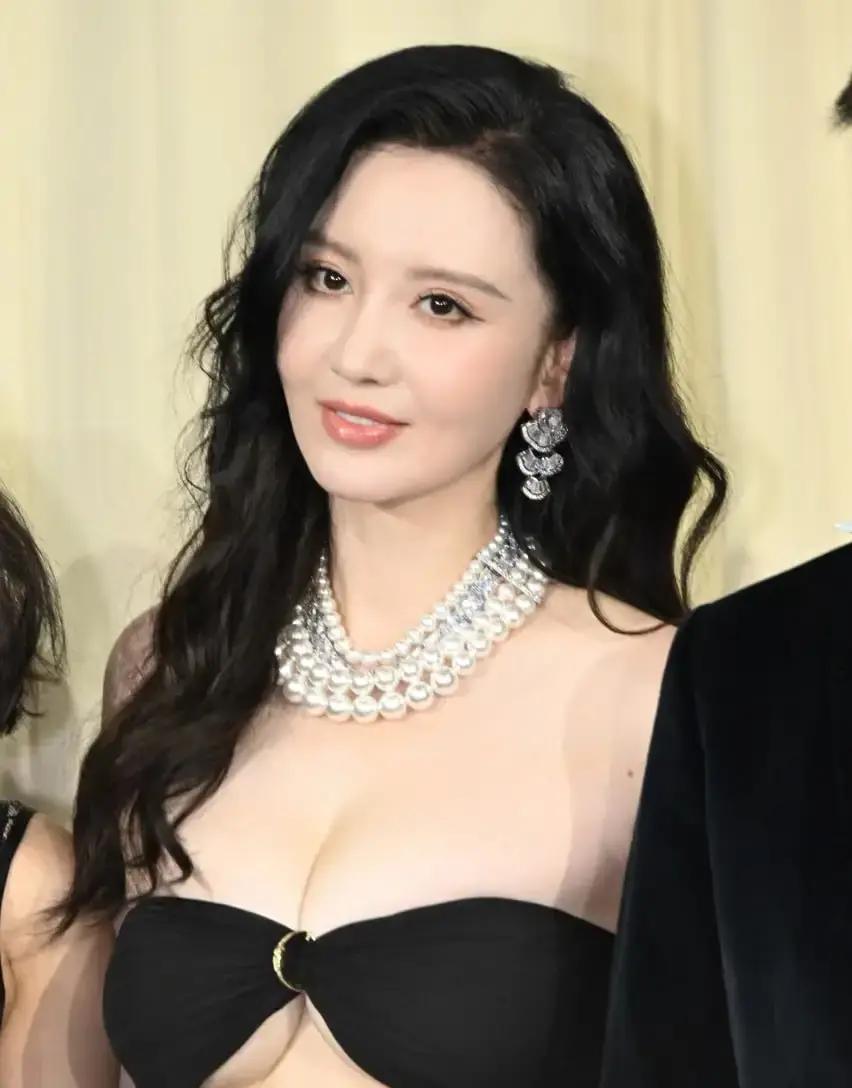 她撕掉的“夫妻店”标签，正被证券交易所重新贴上。
 
耀客传媒要登陆A股了。公告